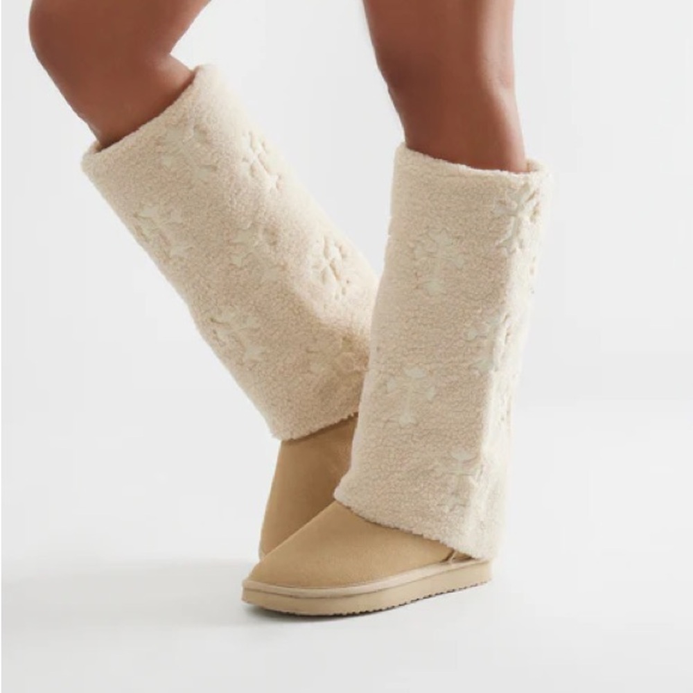 Cozy Cream Sherpa Boots NEW 🏷️